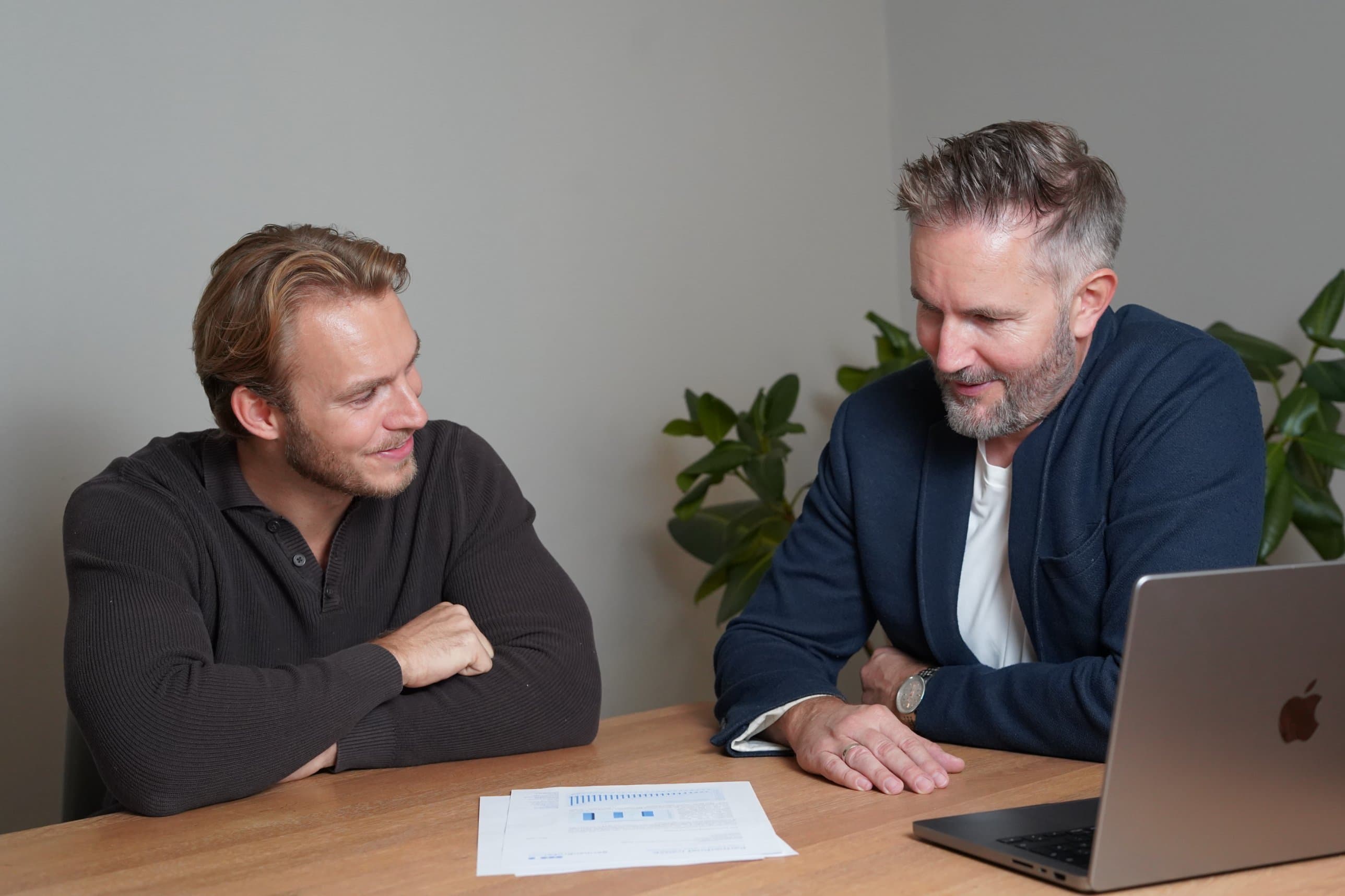 Torsten Labbow im Beratungsgespräch mit einem Kunden